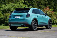 「600e」との見た目の違いはバッジのつづりとマフラーの有無のみ。そのためか最近のクルマとしては妙に主張の強いテールパイプを採用している。