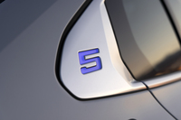 サイドウィンドウエリア後端の「ホフマイスターキンク」と呼ばれる部分には「5」のロゴが入る。これに照明が仕込まれているのは「5シリーズ ロング」だけの仕様だ。