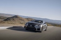 現行モデルの「RC F“カーボンエクステリアパッケージ”」と同様に、カーボン地を生かしたボンネットを採用する「トラックエディション」。ベースの「RC F」との違いを、顕著に示しているパートだ。