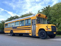 2022年9月末のある朝、筆者がシエナの公共駐車場で発見したアメリカ製スクールバス。