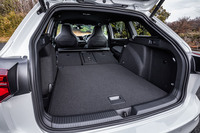 床面の高さを上段にセットし、後席の背もたれをすべて前方に倒した様子。足のジェスチャーによって開けられるイージーオープン機能付きのパワーテールゲートは「テクノロジーパッケージ」に含まれるオプションアイテム。