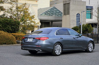 2021年6月に日本導入が発表された新型「メルセデス・ベンツCクラス」。その後、受注開始の延期や仕様・価格の変更など紆余(うよ)曲折あったものの、無事に日本でもデリバリーが開始された。