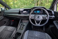 ダッシュボードを横断するカーボン調のあしらいがスポーツテイストを高めている。エアコン使用中に窓を開けると「エコでない」旨のアラートが表示される。