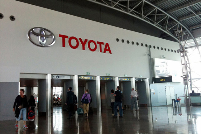 ブリュッセル空港乗り継ぎロビーを降りると、「TOYOTA」の文字が。