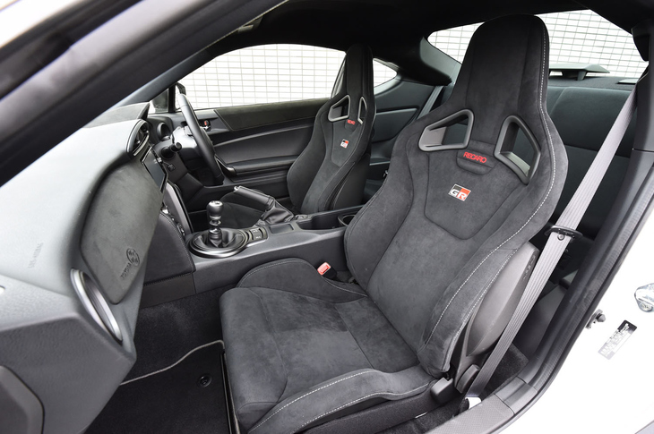 表皮にアルカンターラを用いた、専用のレカロ製フロントシート。シートカラーは、写真のブラックのみとなる。