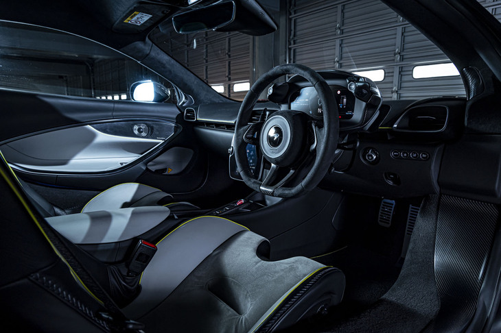 インテリアの造形は機能性を重視したシンプルなもの。標準仕様に加え、スポーティーな「パフォーマンス」、ラグジュアリーな「テックラックス」、アバンギャルドな「ヴィジョン」と、全4種類のコーディネートが用意され、それぞれトリムやカラーバリエーションの設定が異なる。