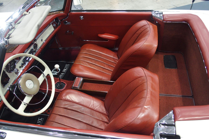 メルセデス・ベンツ230SL(1967年)