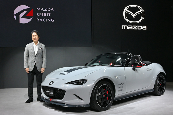 マツダの毛籠勝弘社長と「マツダ スピリット レーシング・ロードスター12R」。
