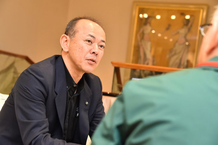 <プロフィール>
	1989年に入社。ボディー部門に配属され、ドア関係の設計に携わる。ヨーロッパやタイへ出向した後、車両の開発推進部門に移る。副主査として初代「CX-5」、3代目「デミオ」、タイのピックアップトラックなどを担当。次世代に向けた技術開発を手がけながら「アテンザ」の改良を指揮し、2018年4月に正式に主査に就任。