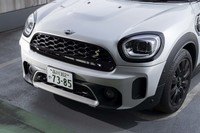 フェイスリフトによってヘッドランプのベゼルだけでなく内部のユニットも角型に変更。グリルとバンパーの形状も変わっている。