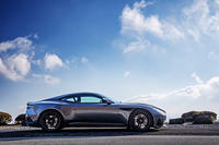 「DBSスーパーレッジェーラ」のボディーサイズは全長×全幅×全高=4712×1968×1280mm、ホイールベースは2805mmとなる。「DB11」に対してトレッドを前10mm/後ろ20mm拡大し、それに合わせて全幅が約30mm広がった。全長はバンパー形状の変更によって27mm短くなっている。