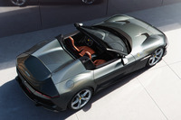 オープントップの「12チリンドリ スパイダー」。カランド氏によると、フェラーリがクーペとスパイダーを同時発表するのはこれが初とのこと。現在、発売へ向け急ピッチで開発が進められている。