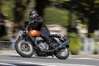 前傾姿勢を強いられることはないが、ライディングポジションは、外側に張り出したステップのせいもあり独特だ。