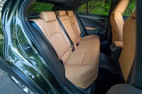 ドアの開口幅が狭いため後席の乗降性はいまひとつ。駆動用バッテリーが積まれているためか、前席の下につま先が入りづらい。