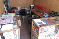 2台あるコンテナのうち1台は事務所として使われていた。