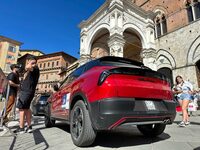 後方の礼拝堂は、シエナ市民の3分の2が命を落としたペスト(黒死病)の終息に感謝するため、1376年に献堂したもの。