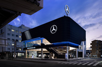 世界初のメルセデスEQ専売拠点として2022年12月にオープンしたメルセデスEQ横浜。5台分の新車展示エリアと5台分のサービスベイ、納車を行うスペース「ハンドオーバー」などを有している。新車の試乗は短時間のテストドライブだけでなく、レンタカーサービス「MBレント」を利用することで、日常生活におけるメルセデスのEV体験が可能となっている。