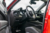 ドアを開け、いよいよ「ジュニア」に搭乗。よく見ると、ダッシュボードの縁にも“ビショーネ(ヘビ)”のマークが描かれている。