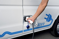 「ミニキャブ ミーブ」の一充電走行距離は133km(WLTCモード)。三菱は「軽商用バンのドライバーの77%は、一日の走行距離が65km以下。航続距離はこれで十分のはず」と説明している。