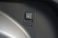 荷室の右壁面にはAC100V・1500Wのコンセントが備わっている。