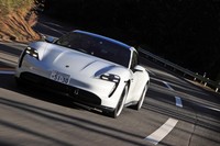 0-100km/h加速2.8秒を誇る「タイカン ターボS」。260km/hというEVとしては極めて高い最高速は、リアアクスルに備えた2段ATによって実現している。