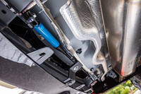 今回の試乗車には、長年にわたり欧州車のチューニングを手がけてきたCOXのプロデュースによるオプションの「COXボディーダンパー」が備わっていた。車体の前後(写真はリア用のアイテム)に装着することによって、ボディーのねじれを抑えハンドリングのダイレクト感を向上させるという。今秋発売の予定だ。