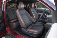 オプション「インテリアパッケージ」を選択した試乗車のコンビシート。写真のブラック×ブラウンのほか、グレー×ホワイトも選べる。