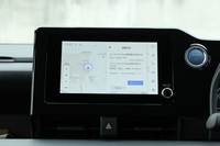 専用のアプリやディスプレイオーディオなどを通じ、クルマの使用状況に合わせたタイミングでエンジンオイルの交換が提案される「コネクティッドカーケア」のサービスも用意される。各種サービスへの申し込みは、専用スマホアプリ「KINTO Unlimitedアプリ」を通じて行える。サービス料金は全国一律で、一括払い/月額利用料への合算の2つの支払い方法から選択可能できる。