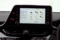 マイナーチェンジで「C-HR」全車にディスプレイオーディオと車載通信機(DCM)が標準装備され、「カローラ」などと同じ“コネクティッドカー”となった。