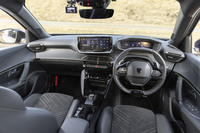 ダッシュ中央のタッチスクリーンは3サイズアップの10インチに。内部のソフトウエアも「308」などと同じ最新世代になった。