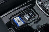 「アウトランダーPHEV」のドライブモードは「ノーマル」「ロック」「スノー」「スポーツ」の4種類。スポーツに独立したプッシュスイッチを与えているところが三菱らしい。
