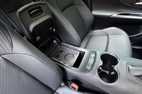前席アームレストの下にはトレー付きの小物入れが備わる。写真中央にスイッチが見られる通り、「Z“レザーパッケージ”」グレードには快適温熱シートとシートベンチレーションが備わる。