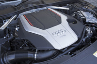 「Sモデル」に搭載される3リッターV6ターボエンジン。354psの最高出力と500Nmの最大トルクを発生する。