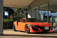 ボディーカラーは、初代「NSX」に採用された「ニューイモラオレンジ・パール」をイメージしたという新色「サーマル・オレンジパール」(写真)を含む、全8色がラインナップされる。