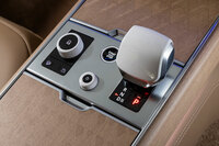 センターコンソールには象眼細工のウッドパネルを採用。コントローラー類に用いられるグロスホワイトのセラミック素材も、「SVセレニティ」ならではのものだ。