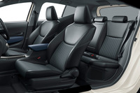 車内には大人4人が快適に乗車できる空間を確保。ショルダーラインがキックアップしていることもあり、ライバルと比べて後席はやや“包まれ感”が強い。