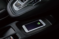 センターコンソールの下段トレーにはスマートフォンの非接触充電機能が備わる。