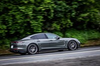 今回は340kmほどの道のりを試乗。燃費は満タン法で9.7km/リッター、車載の燃費計で10.2km/リッターを記録した。