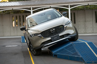 登坂アイドルアップ制御にはタイヤのキャンバー角や操舵の状態を読み取る機能も備わっており、写真のような状態で山側にハンドルを切っても、アイドリングの回転数が上がる。