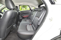 リアシートは3人掛け。乗車定員は5人。6:4の分割可倒機構が備わる。