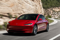 テスラのコンパクトセダン「モデル3」。同社製品をはじめ、新興メーカーのEVはどれもグリルレスのシンプルな顔つきをしている。