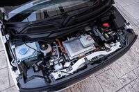 ほった「モーターやコントローラーだけじゃなく、2個の充電口もここにあるわけでしょ。歩行者保護のスペースも含めると、もう余裕がなかったんじゃないかな?」
清水「見た感じは、多少ゆとりがありそうなんだけどねぇ」
(写真:花村英典)