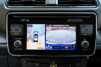 センタークラスターのモニターに表示された、オートパーキングの操作画面。充実した運転支援システムも「e+ G」の特徴だ。