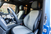 シート表皮はナッパレザー。Gがかかった側のサイドサポートを張り出させて体を支えてくれる「ドライビングダイナミックシート」機能が備わっている。