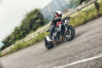 ブレーキは、前がφ310mmのフローティングディスクと「CBR1000RR」にも採用されるトキコ製4ポッドキャリパー、リアがφ256mmのシングルディスクと2ポッドキャリパーの組み合わせ。高い制動力とコントロール性を実現している。