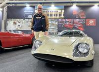 1966年「アルファ・ロメオ・スカラベオ」と、ステランティス ヘリティッジハブの代表で、2007年「フィアット500」や2012年「フィアット・パンダ」をデザインしたロベルト・ジョリート氏。