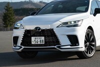 レクサス独自の「スピンドルグリル」は「スピンドルボディ」へと進化。フレームレスになり、バンパーやボンネットにシームレスにつながるようになった。