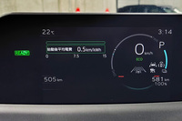 こちらは取材車両借り受け時のwebCG担当編集のメモ写真。バッテリー残量が100%の状態で、走行可能距離は585kmとされていた。この程度の航続距離は、燃料満タンのガソリン車でも間々見かけるもの。大容量バッテリーを搭載したBEVの性能は、ここまで進化したのだ。