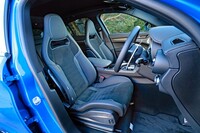 前席にはスパルコ製のカーボンバケットシートを採用。表皮にはレザーと、スエード調素材の「アルカンターラ」が用いられている。