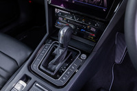 ディーゼルエンジン搭載の「TDI」モデルでは、「DSG」と呼ばれるデュアルクラッチトランスミッション(DCT)が、従来の6段から7段に変更された。